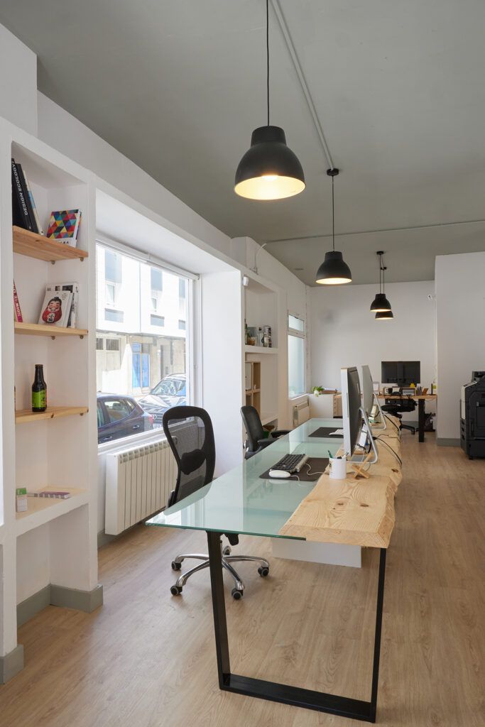 Una foto del local en el que está Básico Estudio, estudio de diseño gráfico en Gijón, Asturias.