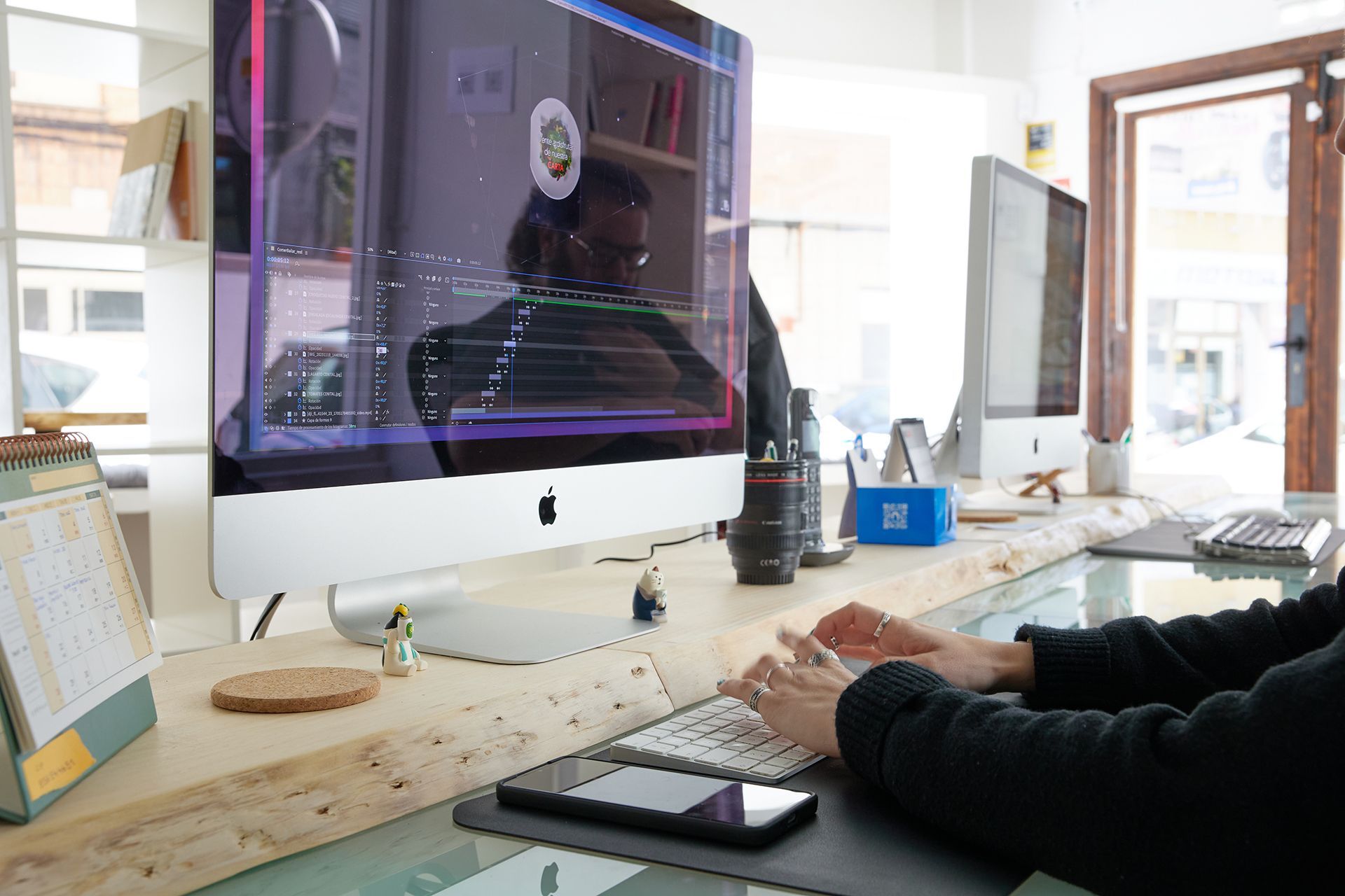 Una foto del local en el que está Básico Estudio en Gijón, Asturias. En ella aparece reflejado un diseñador del equipo.